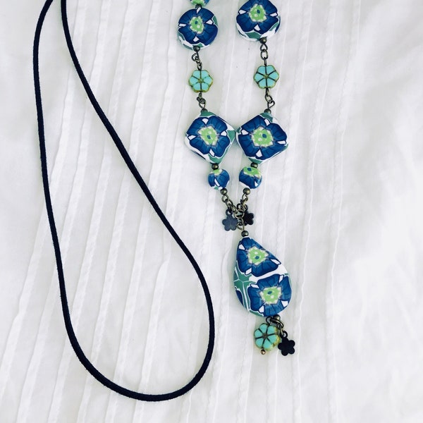 Sautoir en laiton au motif fleurs bleues artisanal en argile polymère, cadeau féminin et original