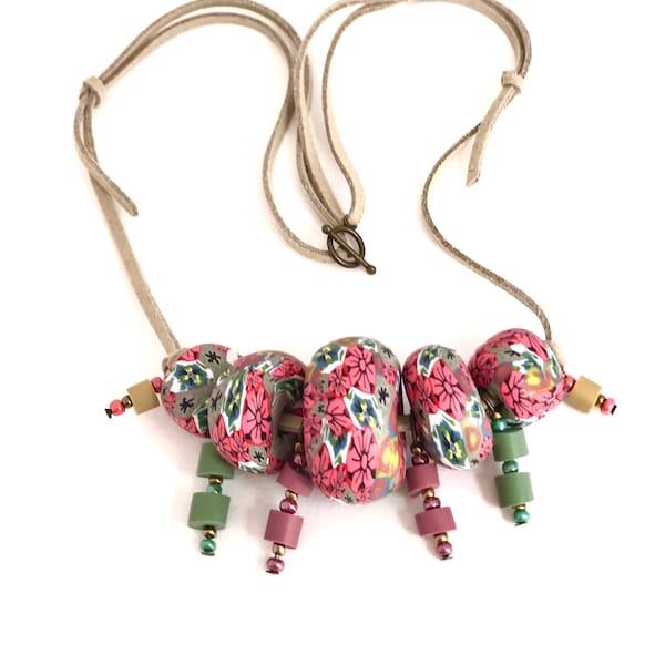 Collier en laiton boho, motifs fleuris pastels des perles en argile polymère, cadeau pour elle, lacet en suédine,bijou de créateur local