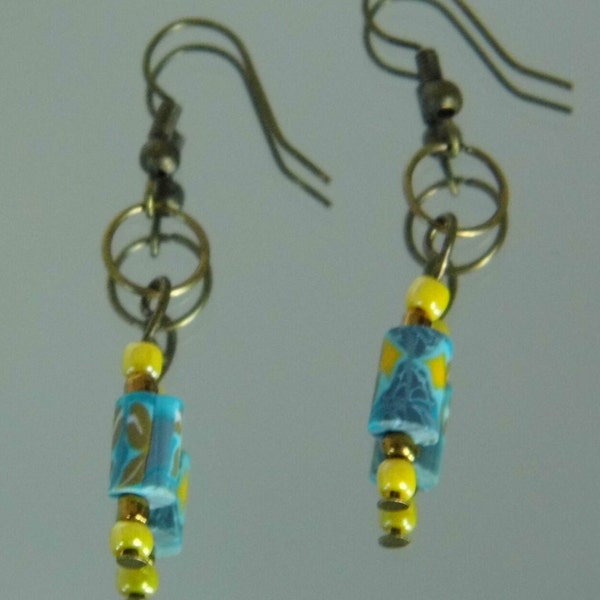 Boucles d'oreilles pendantes bohème bleu et jaune en argile polymère, laiton et perles de rocailles jaunes, bijou de créateur, cadeau