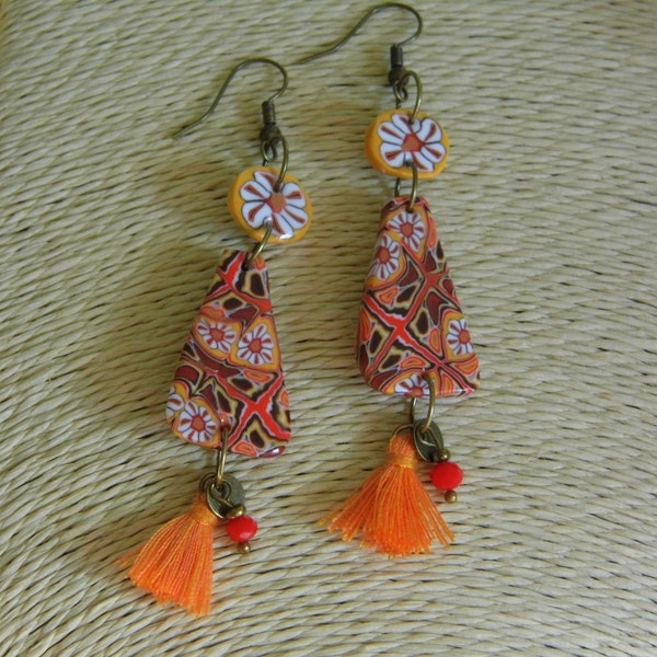 Boucles d'oreilles bohèmes longues oranges à pompon, motif floral fait main, cadeau femme , bijou artisanat local