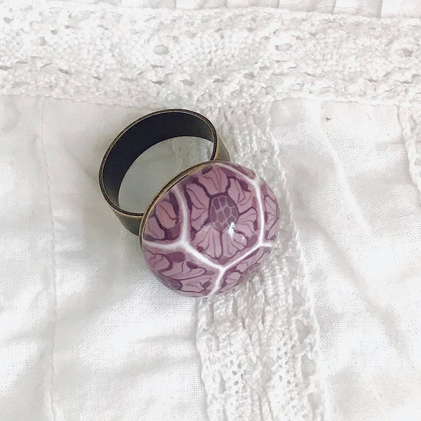 Bague ronde en laiton, motif de fleurs mauves en argile polymère, cadeau femme  adolescente, bague réglable artisanale