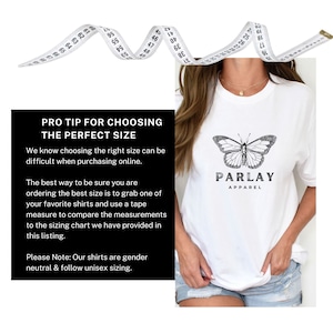 Puede incluir: Camiseta blanca con un gr&aacute;fico de mariposa y el texto "PARLAY APPAREL". Una cinta m&eacute;trica est&aacute; colocada en la parte superior. El texto a la izquierda dice "PRO TIP FOR CHOOSING THE PERFECT SIZE."