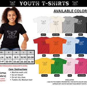 Puede incluir: Camiseta negra juvenil con dise&ntilde;o de mariposa y el texto "PARLAY APPAREL". La imagen muestra varios colores de camisetas, incluyendo blanco, rojo y azul. Las dimensiones de las camisas se miden en pulgadas, con anchos que van de 41,00 cm a 51,00 cm.