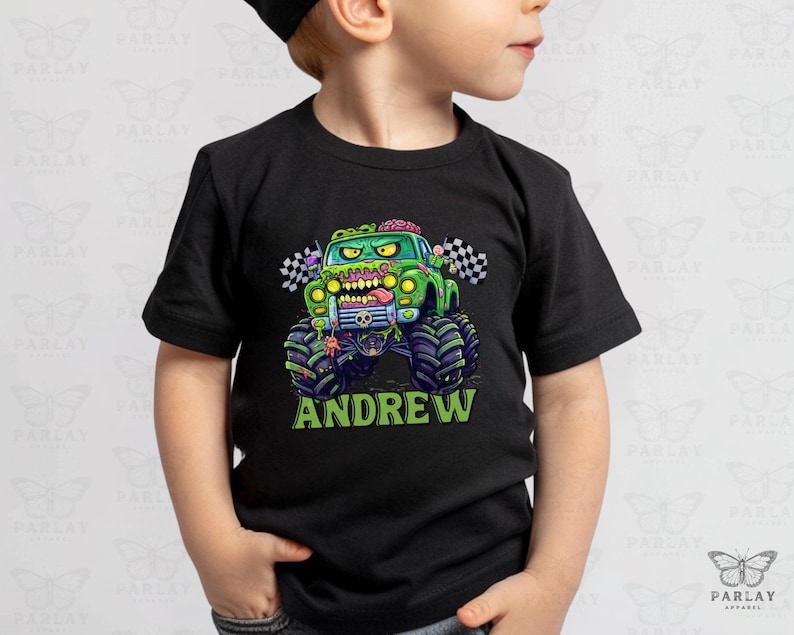 Puede incluir: Camiseta negra con un dise&ntilde;o de cami&oacute;n monstruo verde y el nombre "ANDREW" en verde. El cami&oacute;n monstruo tiene un dise&ntilde;o de zombi y una bandera a cuadros. Camiseta para ni&ntilde;os.