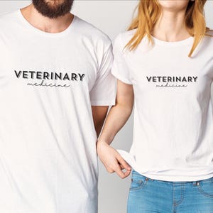 T-shirt unisexe de médecine vétérinaire | Jolie chemise vétérinaire, cadeau pour amoureux des animaux, t-shirt pour propriétaire d&#39;animal de compagnie, cadeau de remise des diplômes, vêtements pour étudiant vétérinaire