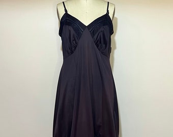 Vintage 1940s purple nylon jersey slip dress with lace & pleated trim