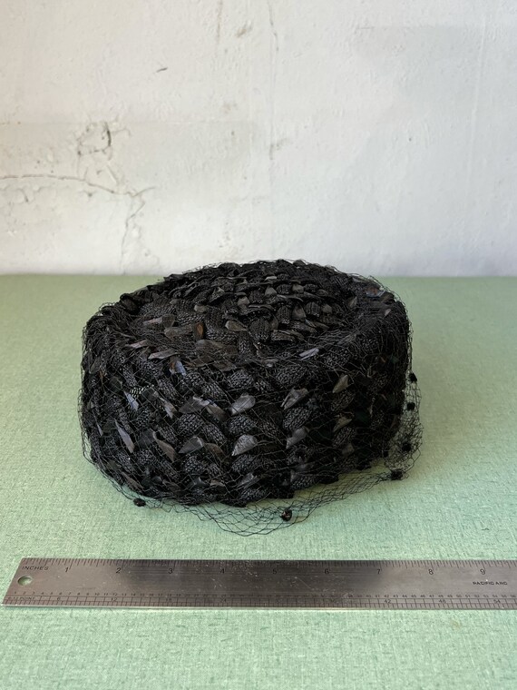 50s/60s Black Woven Raffia & Ribbon Pill Box Hat … - image 7