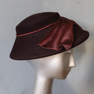 1950s Vintage Brown Velvet Cocktail Dinner Hat With a Large Satin Side Rose Vintage | Accessories | 95s Vintage Brown Velvet Cocktail  main image 4