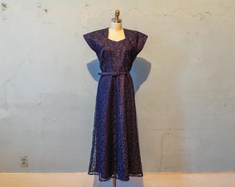 Vintage 1940er Jahre Art Deco Lace Navy Kleid mit passendem Gürtel und Schulterdetails