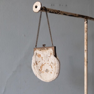 Bolso de noche antiguo vintage con cuentas florales blancas, herrajes intrincados y correa de cadena / forro de satén