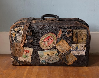 Vintage / Antik Leder Koffer bezogen mit European Hotel / Travel Stickers