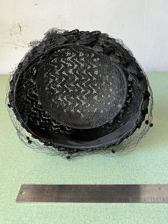 50s/60s Black Woven Raffia & Ribbon Pill Box Hat … - image 8