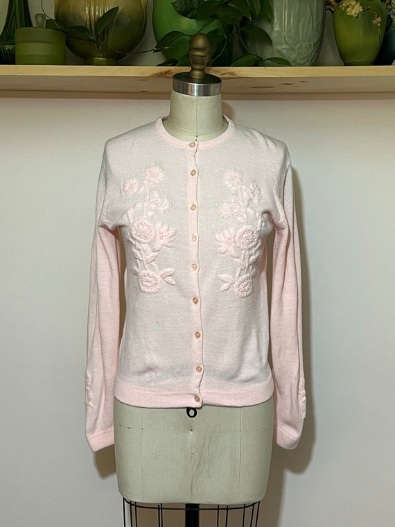 vintage 1950s pink knit cardigan sweater w/ floral