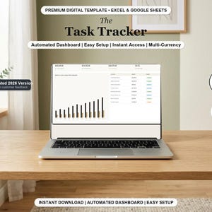 Può includere: Un computer portatile che mostra il modello digitale The Task Tracker per Excel e Google Sheets. Lo schermo mostra una dashboard automatizzata con grafici e tabelle di dati. Il testo include Premium Digital Template e 20 Tabs.