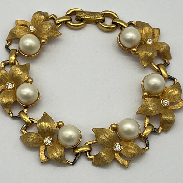 Vintage Judy Lee Textured Gold Tone Plastic Faux Pearl Rhinestone Floral Link Bracelet