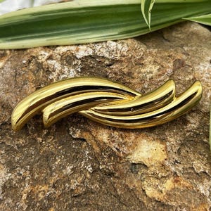 Vintage Monet Gold Tone Brooch Curved Ribbon Pin Minimalist Statement Jewelry