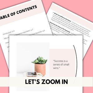 Puede incluir: Primer plano de una p&aacute;gina blanca con el texto "Let's Zoom In" en letras negras. La p&aacute;gina forma parte de un documento con una tabla de contenido para una gu&iacute;a sobre investigaci&oacute;n de palabras clave. El texto "Success is a series of small wins." tambi&eacute;n es visible en la p&aacute;gina.