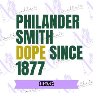 Pode incluir: Gráfico digital com o texto "PHILANDER SMITH DOPE SINCE 1877" em verde e dourado. O texto está centralizado em um fundo branco com uma faixa roxa na parte inferior que diz "1PNG". O fundo tem um padrão de borboletas repetido.