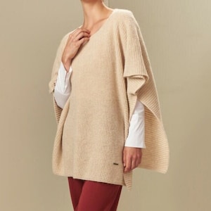 Modern Baby Alpaca Poncho Piura: Comfort & Style - Fairtrade from Peru