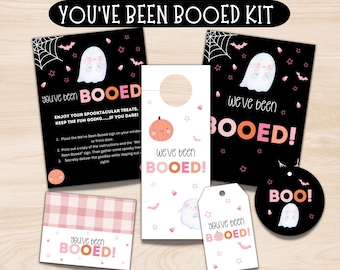 Può includere: Un kit stampabile di Halloween "You've Been Booed" con un fantasma bianco e nero e accenti rosa e arancioni. Il kit include un appendiporta, un cartello, un'etichetta e un adesivo rotondo. Il testo sui cartelli recita "You've Been Booed!" e "We've Been Booed!"
