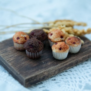 1/12 Miniatur Cupcake mit Rosine in 1/12 Maßstab, Puppenhaus Miniatur, Französische Bäckerei, Puppenfutter, Puppenhaus Küche