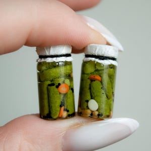Miniatur Einmachglas mit Gurken, Miniatur Gurken, Maßstab 1/12, Puppenhaus, Miniaturküche, Puppenessen