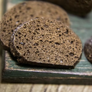 1/6 Miniature dark round sliced bread, 1/6 scale porous bread, French bread, Miniature bakery, Food for dolls, Dolls food