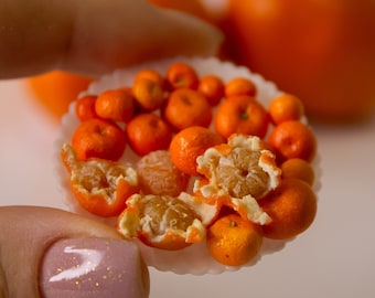 Miniatuur mandarijnen schaal 1/6, schaal 1/12, gepelde mandarijnen, minivruchten voor een poppenhuis, realistische vruchten van polymeerklei