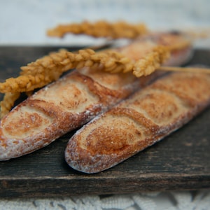 1/12 Miniatur Baguette, Puppenhaus Brot, Puppenfutter, Miniaturbäckerei, 1/12 skala, Realistisches Backen, Puppenfutter