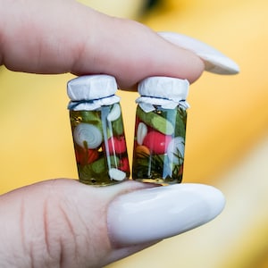 Pot miniature magique de cornichons et de tomates à l'échelle 1:12 - Aliments pour garde-manger en grains de poivre mobiles pour maison de poupée