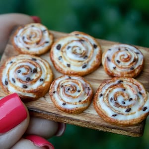 Miniature cinnamon 1/6 1/12 scale, Realistic food miniature for dolls, Dollhouse miniature, French bakery, French pastries, Miniature buns