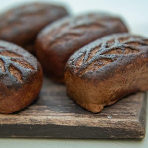 1/12 Miniatur dunkles Brot, Maßstab 1:12, Französisches Brot, Miniaturbäckerei, Puppenfutter