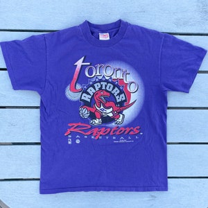 Vtg 1994 Toronto Raptors Logo NBA Koszykówka Magic Johnson Hanes Heavyweight Koszulka męska Rozmiar (L) / Kyle Lowry / Vince Carter