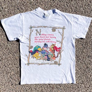 T-shirt natalizia Disney Store, anni '90, Winnie the Pooh, amici che condividono il tè con Hunny, taglia uomo (M) / Maglietta natalizia brutta