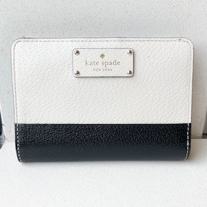 Cartera pequeña de cuero plegable Tellie de Kate Spade Grove Street WLRU2823 / Accesorios de cuero / Cartera con bloques de color / Minimalista / Estilo clásico