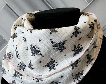 Bavoir écharpe Infinity - tailles pour nourrissons et tout-petits -Blanc avec roses noires et garniture rose