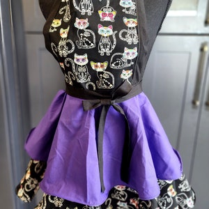 Estilo retro, avental de gatos Dia De Los Muertos.