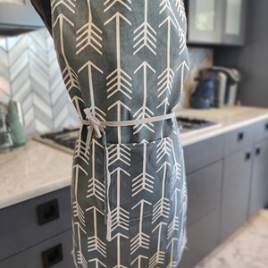 Grey/blue arrow designed organic apron extra wide top