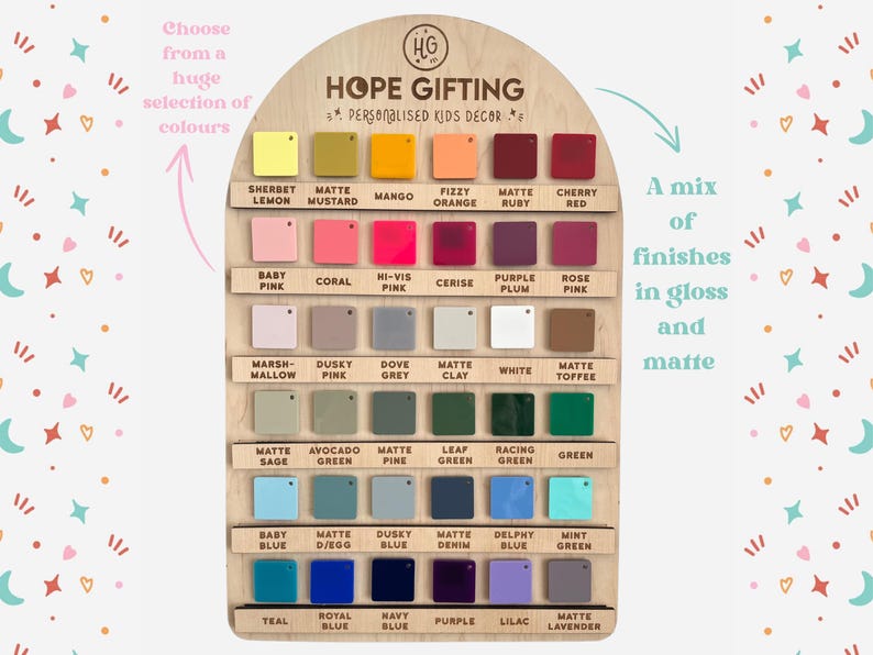 Op de afbeelding: Houten displaybord met een verscheidenheid aan kleurstalen in glanzende en matte afwerkingen. Het bord toont de tekst "HOPE GIFTING - PERSONALISED KIDS DECOR" en een selectie kleuren, waaronder Sherbet Lemon, Baby Pink en Teal.
