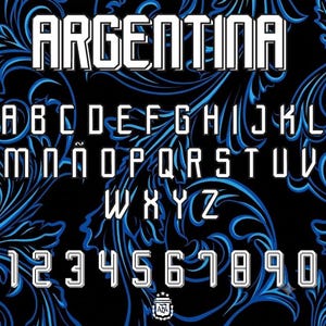 以下が含まれることがあります： 「ARGENTINA」の文字が上部に配置され、白く縁取られたフォントのアルファベットと数字の完全なセット。背景は黒で、青色の渦巻き模様の花柄デザイン。AFAのロゴが下部にあります。