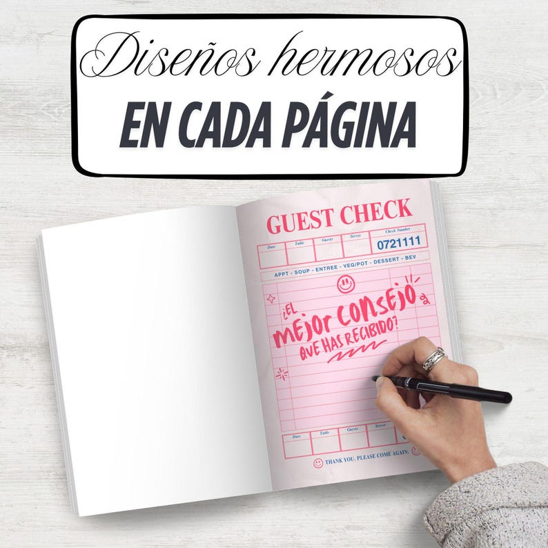Puede incluir: Cuaderno abierto con una p&aacute;gina de cheque de invitado rosa. El texto "Guest Check" y "El Mejor Consejo Que Has Recibido?" son visibles. La parte superior del cuaderno tiene el texto "Dise&ntilde;os hermosos EN CADA P&Aacute;GINA".