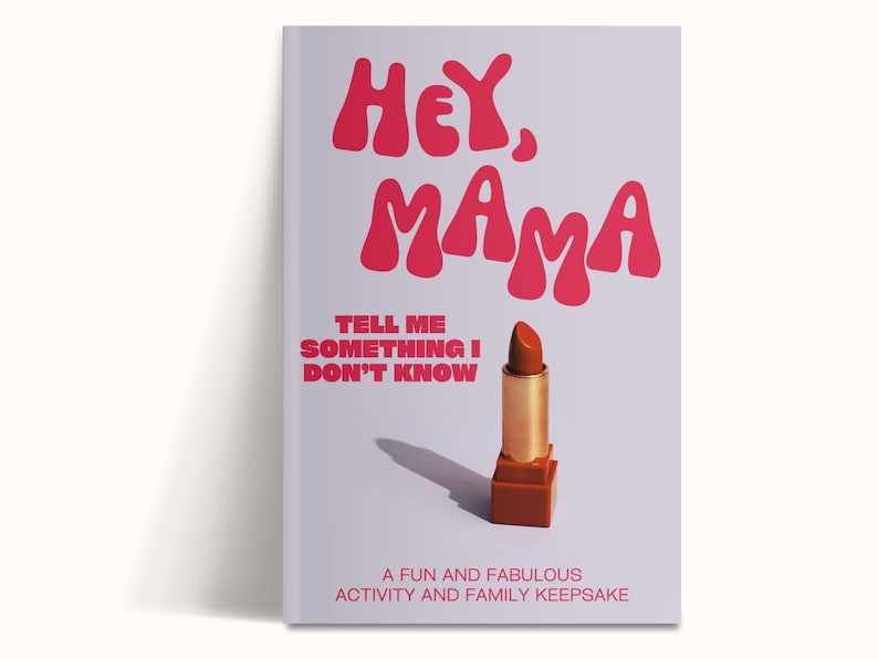 Puede incluir: Portada de libro con el texto "HEY, MAMA" en letras rojas estilizadas. Debajo, el texto dice "TELL ME SOMETHING I DON'T KNOW". Se presenta un l&aacute;piz labial, con un tubo dorado y un l&aacute;piz labial marr&oacute;n rojizo. El libro es un recuerdo familiar.