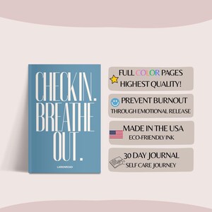 K&ouml;nnte beinhalten: Ein blaues Journal mit den wei&szlig;en Worten "CHECKIN. BREATHE OUT.". Zus&auml;tzlicher Text enth&auml;lt "FULL COLOR PAGES", "PREVENT BURNOUT", "MADE IN THE USA" und "30 DAY JOURNAL". Das Journal ist f&uuml;r die Selbstpflege konzipiert.