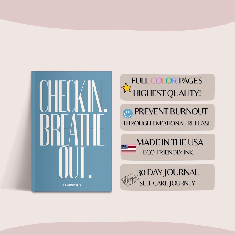 K&ouml;nnte beinhalten: Ein blaues Journal mit den wei&szlig;en Worten "CHECKIN. BREATHE OUT.". Zus&auml;tzlicher Text enth&auml;lt "FULL COLOR PAGES", "PREVENT BURNOUT", "MADE IN THE USA" und "30 DAY JOURNAL". Das Journal ist f&uuml;r die Selbstpflege konzipiert.