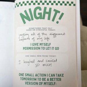 K&ouml;nnte beinhalten: Ge&ouml;ffnete Journalseite mit dem Wort "NIGHT!" in Gr&uuml;n. Die Seite enth&auml;lt Aufforderungen zur Reflexion: "Etwas, das sich heute schwierig oder stressig anf&uuml;hlte", "Ein kleiner Erfolg von heute" und "Eine kleine Aktion, die ich morgen unternehmen kann."
