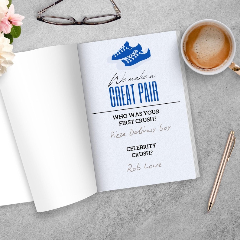 Puede incluir: Un libro abierto con el texto "We make a GREAT PAIR" y preguntas sobre flechazos. Un gr&aacute;fico de zapatillas azules est&aacute; en la parte superior. Una taza de caf&eacute;, un bol&iacute;grafo y gafas tambi&eacute;n est&aacute;n en la superficie gris.