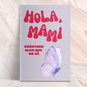 Puede incluir: Una portada de libro con las palabras "HOLA, MAMI" en letras rojas redondeadas. Debajo, el texto "CU&Eacute;NTAME ALGO QUE NO S&Eacute;" est&aacute; impreso en rojo. Una mariposa de acuarela en tonos morados y azules est&aacute; en la parte inferior derecha.