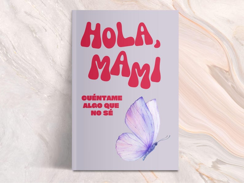Puede incluir: Una portada de libro con las palabras "HOLA, MAMI" en letras rojas redondeadas. Debajo, el texto "CU&Eacute;NTAME ALGO QUE NO S&Eacute;" est&aacute; impreso en rojo. Una mariposa de acuarela en tonos morados y azules est&aacute; en la parte inferior derecha.