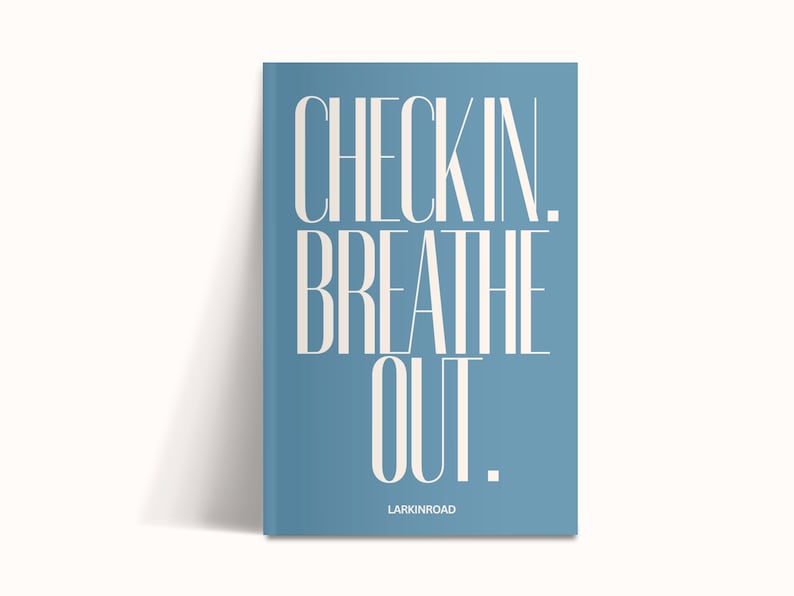 K&ouml;nnte beinhalten: Ein blaues Buch mit den Worten "CHECKIN. BREATHE OUT." in gro&szlig;en wei&szlig;en Buchstaben. Das Wort "LARKINROAD" ist in kleinen wei&szlig;en Buchstaben unten aufgedruckt. Das Buch lehnt an einer wei&szlig;en Oberfl&auml;che.