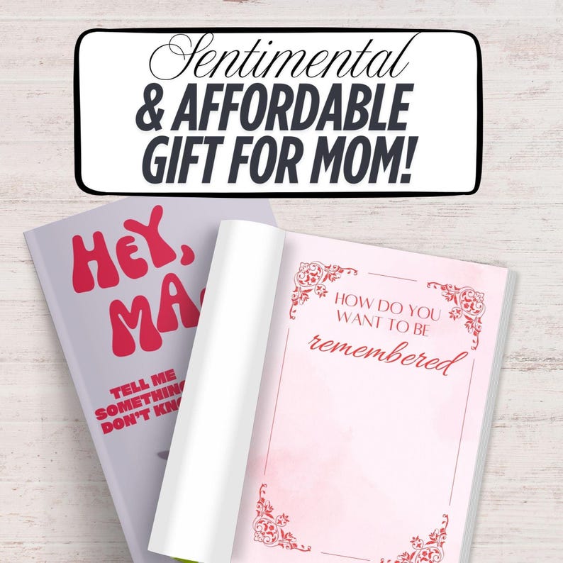 Puede incluir: Un juego de regalo con dos libros abiertos con el texto "HEY, MA" y "HOW DO YOU WANT TO BE remembered". Los libros son en tonos de rosa y gris, con letras rojas. La parte superior de la imagen tiene el texto "Sentimental & AFFORDABLE GIFT FOR MOM!"
